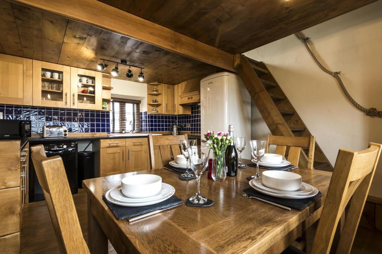 Foxglove - Luxurious Barn Conversion - Blossom Farm Johnston Exterior foto